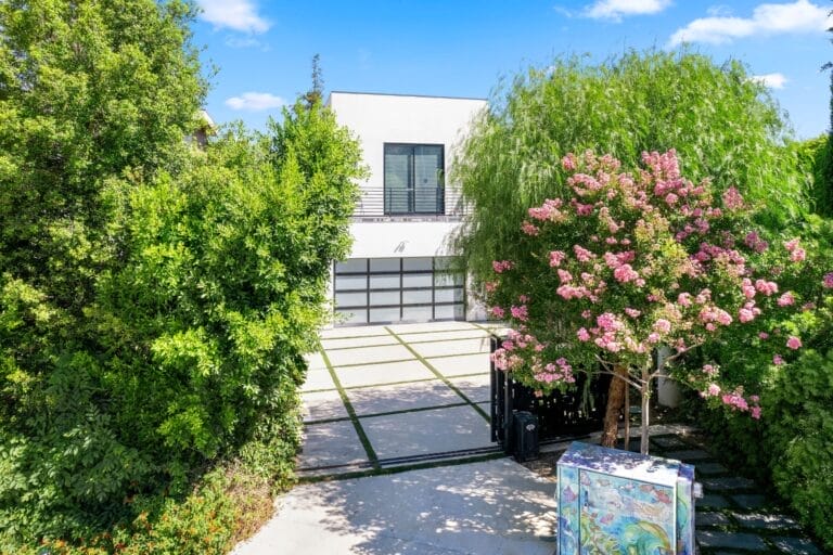 Entry to Montare at the Valley behavioral health facility in Sherman Oaks CA