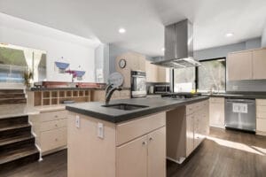 Amigo Kitchen & Pool Table